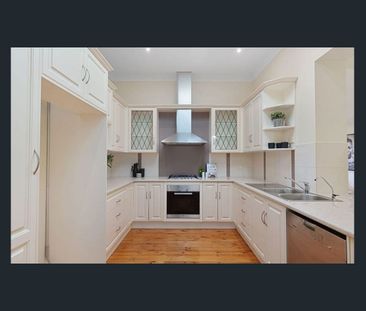 Find character: where timeless charm meets modern comfort - Photo 1