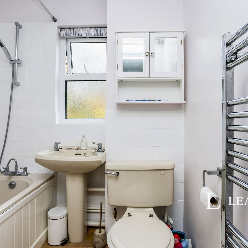 2 bedroom house to rent Kingslea, Horsham, West Sussex, RH13 - Photo 1