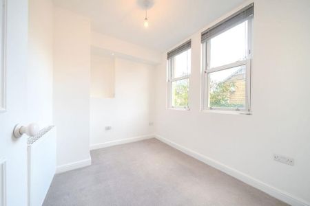 3 bedroom flat to rent - Photo 4