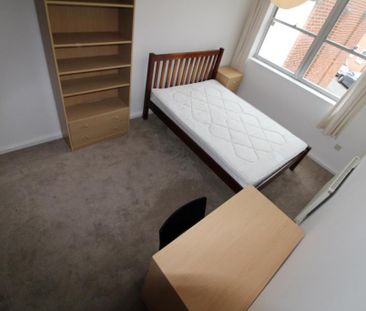 4 bedroom semi-detached house to rent - Photo 1