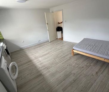 Studio Flat, High Road Leytonstone, E11 - Photo 5