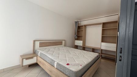 Location Appartement 3 pièces 53m² ST DENIS 97400 - Photo 4