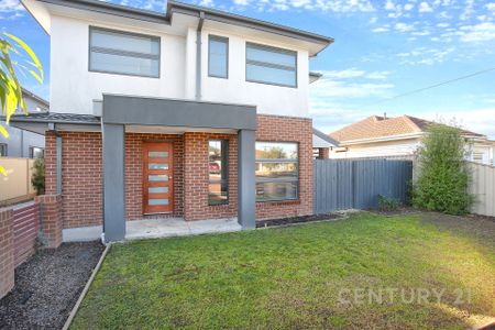 Modern 2 Bedroom Townhouse - Photo 4