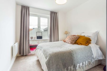 Excellent executive apartment superbly positioned to make the most of what Farnham has to offer. - Photo 3