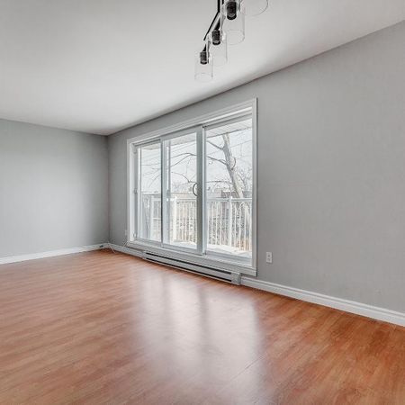 Beau Grand logement 5 ½ rénové, disponible 1er novembre, stationnement inclus, 1000pi2 + grand balcon, Duvernay - Photo 3