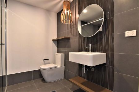 CONTEMPORARY 1 BEDROOM APARTMENT - Photo 4