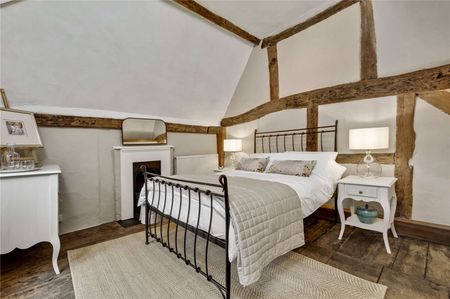 Charming Grade II listed period property dating back to 1607, beautifully refurbished to an excellent standard. - Photo 5