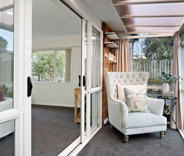 "Spacious Single-Level Property with Sunlit Conservatory - Perfect ... - Photo 2
