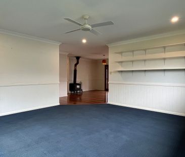 Large 3 Bedroom Family Home with Study - Photo 3