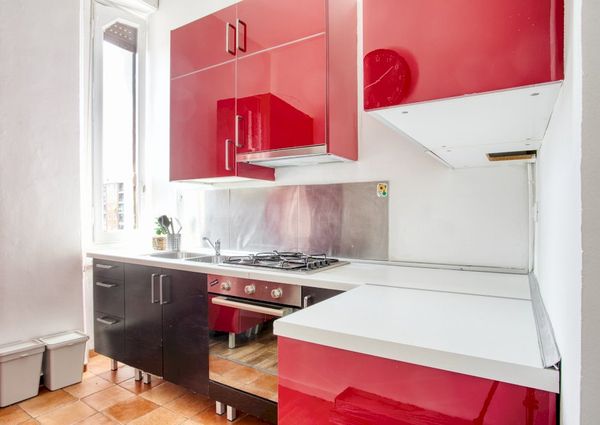 Large single room with balcony in Milan