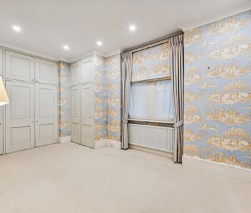 4 bedroom flat in London - Photo 1