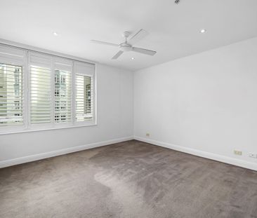 Sunlit Harbourside Apartment in an Exclusive Pyrmont Setting - Photo 4