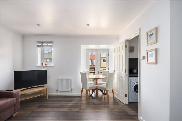 Montague House, E16 - Photo 1