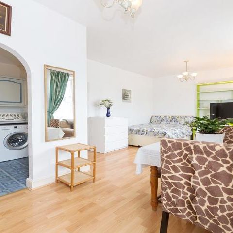 Large Studio in Central Location - Photo 1