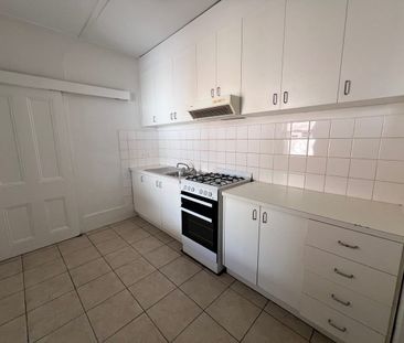 Spacious Carlton Home in a Prime Location - Photo 4