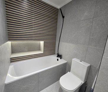 3 Bed Semi-Detached House, Summerfield St, SE12 - Photo 2