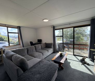 A sunny and spacious townhouse! - Photo 3