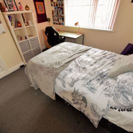 3 bedroom House in Walmsley Road, Leeds - Photo 1