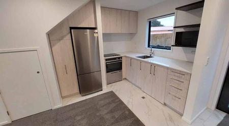 Modern One-Bedroom Townhouse – Prime Location - Photo 4