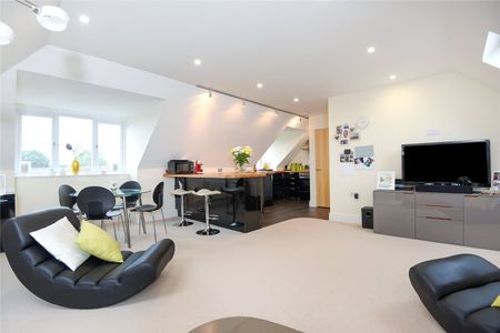 2 bedroom Flat in Whitegates, Winnersh - Photo 2