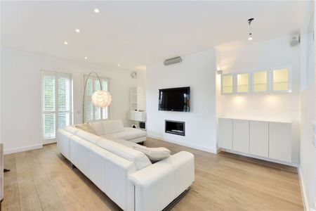 A stunning three bedroom duplex apartment situated on the upper two floors of a period residence in the heart of Hampstead village. - Photo 2