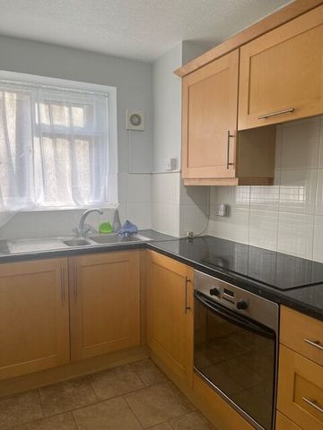 Comfortable one bed flat close to all amenities - Photo 2