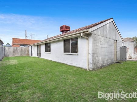 Ready to Move In – 2 Bedroom Villa Unit! - Photo 4