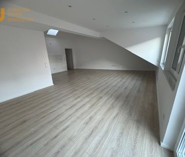 Helle und moderne 3 Zimmer DG-Wohnung mit sonnigem Flair und Balkon... - Foto 1