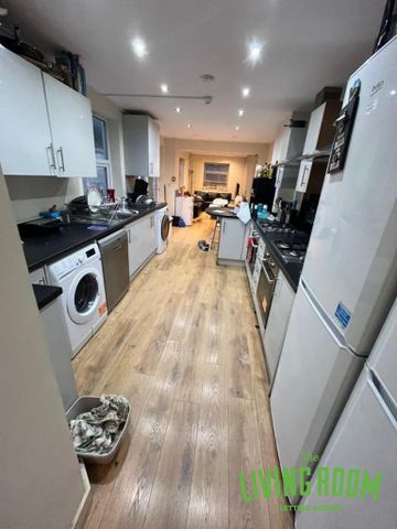 1 bedroom in a house share to rent - Photo 2