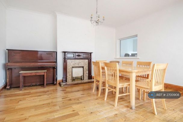 1 bedroom in a house share to rent - Photo 1