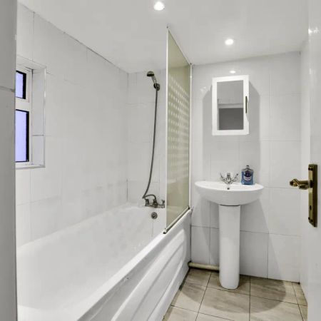 3 bedroom flat in London - Photo 4