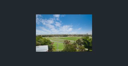 Very Modern Three Bedroom Executive Style Apartment - Photo 3