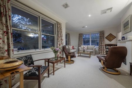 Charming Cottage Nestled Amid Tall Trees and Picturesque Gardens - Photo 4