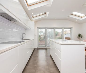 3 bed House - Semi-Detached To Let - Photo 2