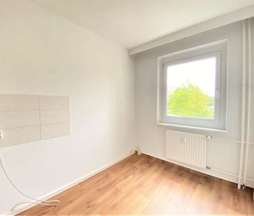 Einzug ab sofort möglich - 3-Raumwohnung mit Balkon und Aufzug - Photo 2