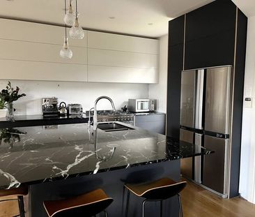 Classic Four Bedroom Villa Recently Renovated - Photo 6