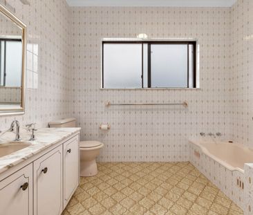 A rare find! Suits extended family with two kitchens and two bathro... - Photo 3