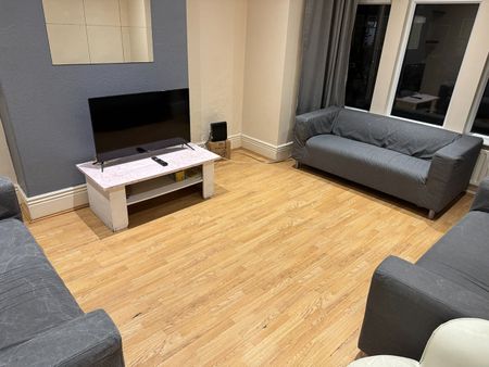 Room in a Shared House, Estcourt Terrace, LS6 - Photo 2