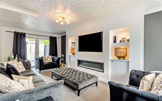 Exceptional five bedroom family home with garden & parking - Photo 1