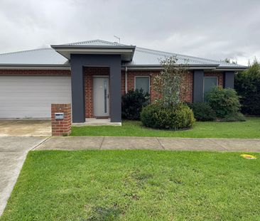 3 BEDROOM TOWNHOUSE - Photo 1