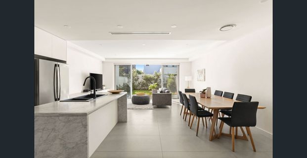 Luxury Four-Bedroom Duplex with High-End Finishes - Photo 1