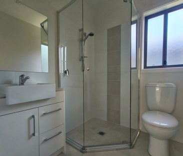 Beautifully Built 2 Beds Flat – Separate Entry with Concrete Sidepa... - Photo 1