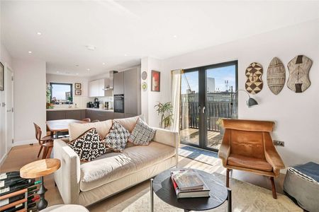 This 2 bed penthouse apartment, offers a wrap around balcony with panoramic views of London. - Photo 2