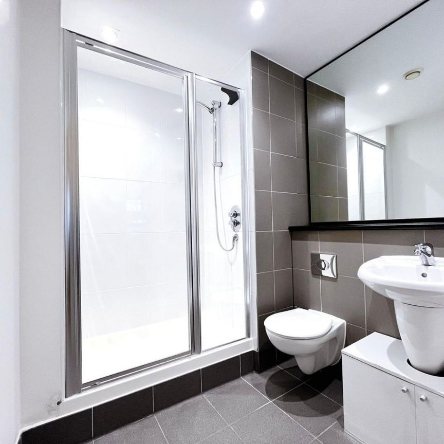 2 bedroom Flat To Let - Photo 1