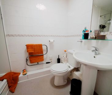 Standard Ensuite (within a 5 bed flat) - Photo 5