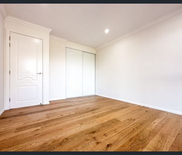 Huge Duplex - 5 Bedrooms & 4 Bathrooms - Photo 5