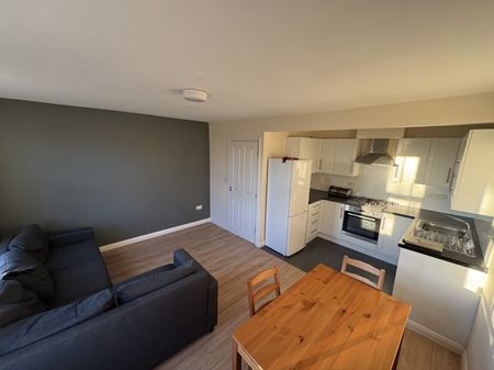 2 bed Apartment - To Let - Photo 5