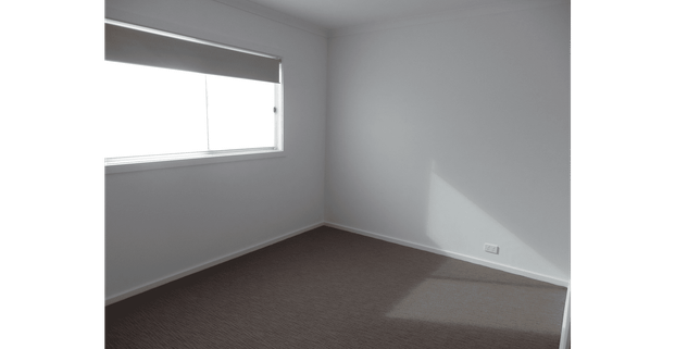 As New 4 bedroom home, quiet location opposite park!! - Photo 1