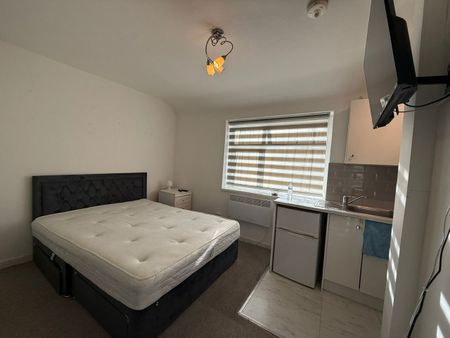 1 Bed Flat, Strathmore Court, UB5 - Photo 2