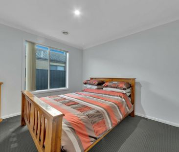 18 Carisbrook Circuit, Truganina VIC - Photo 6